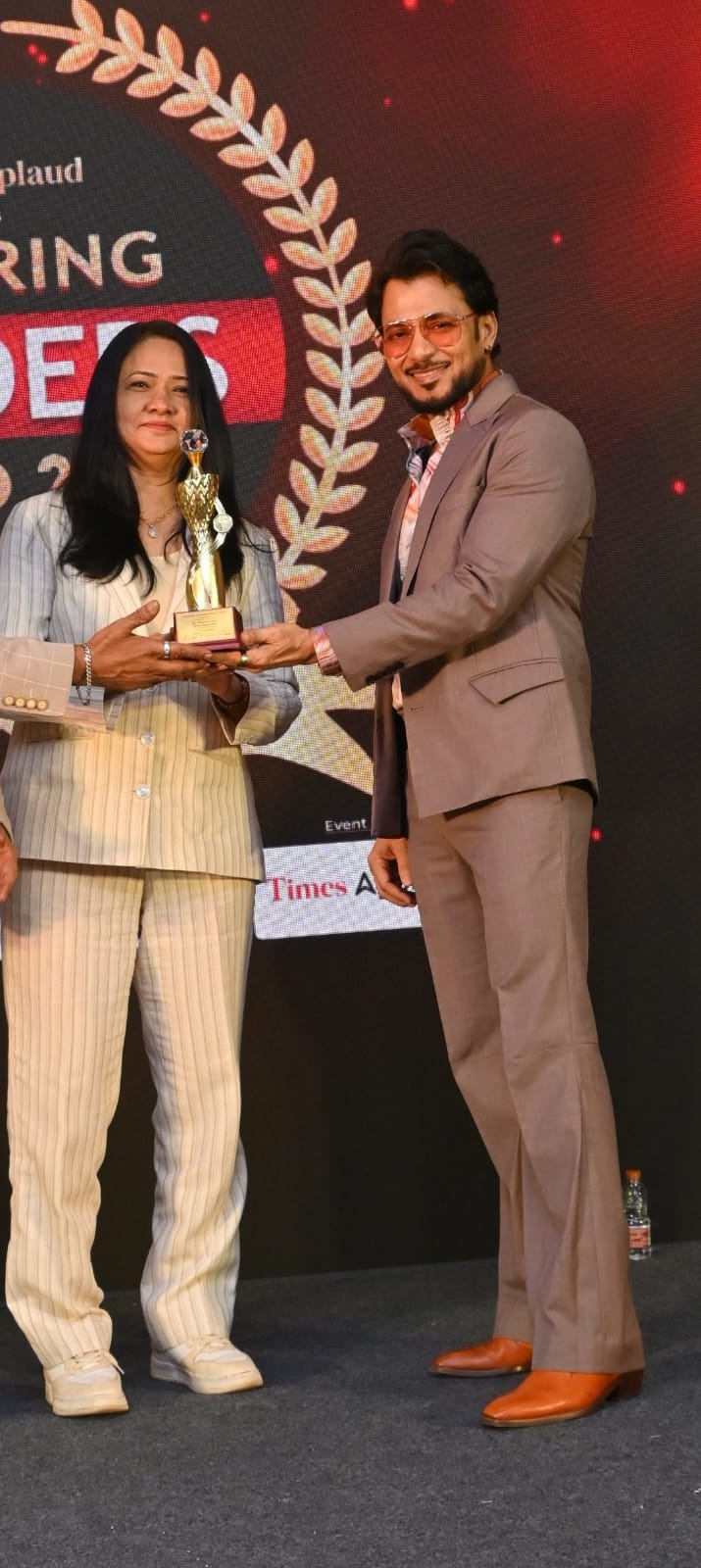 Dr. Reshma Jain receiving an award from Anupam Mittal at the Inspiring Leaders Awards